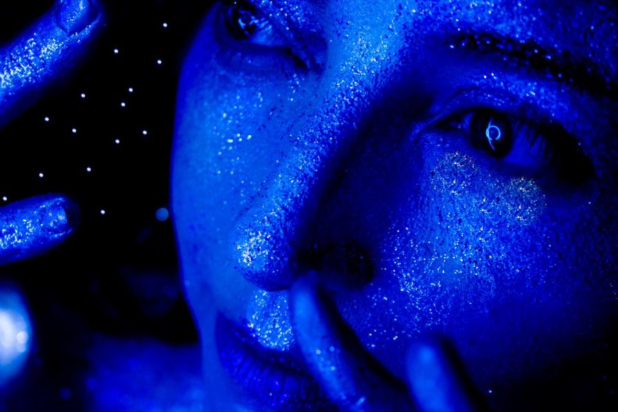 Sol Aravena in blue light (photo: Nina Gardeweg)