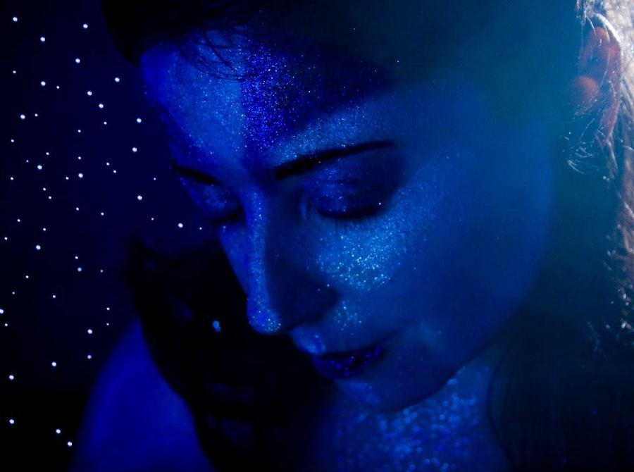 Sol Aravena in blue light (photo: Nina Gardeweg)